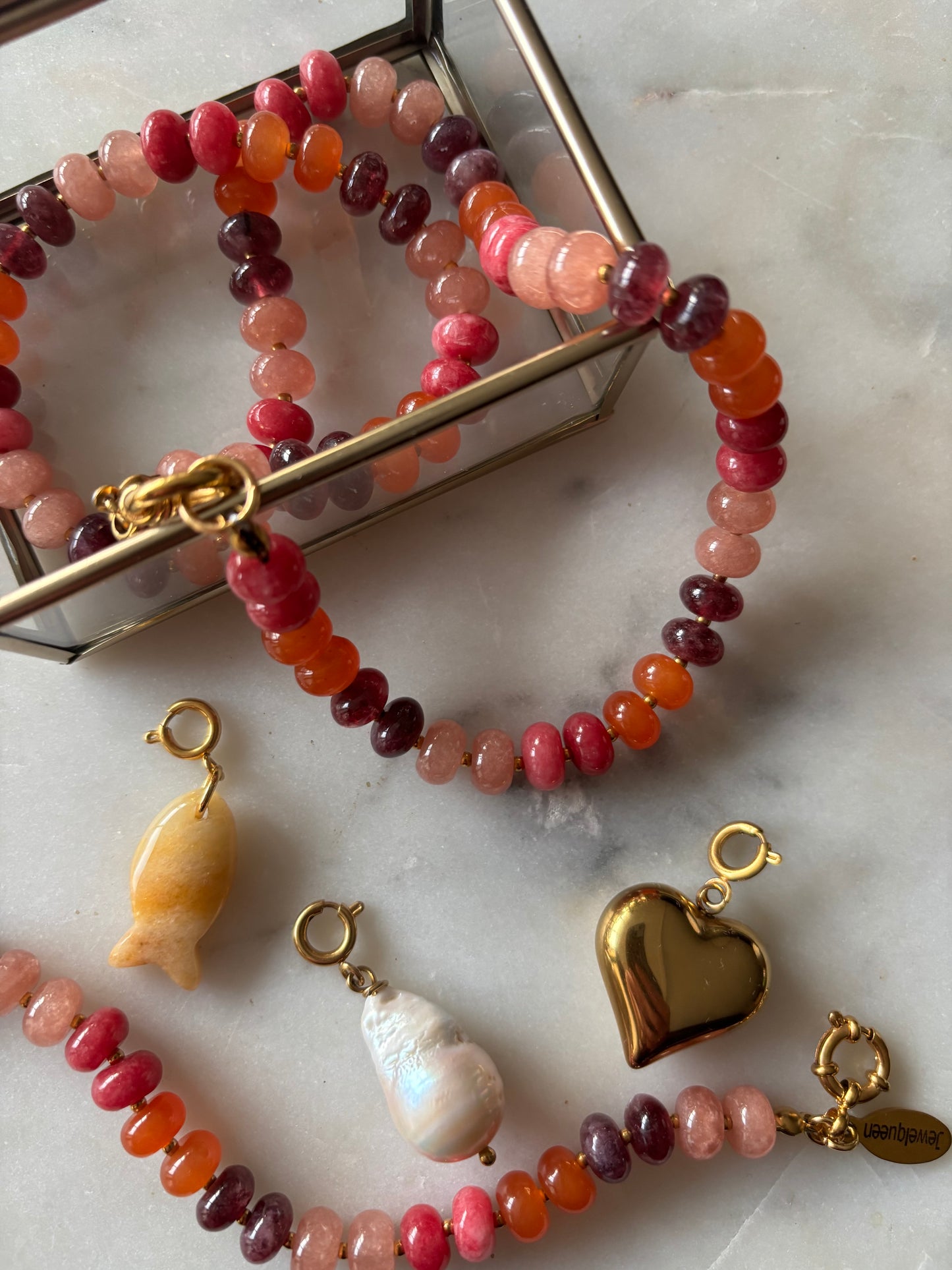 Gekleurde sieraden met bedels 