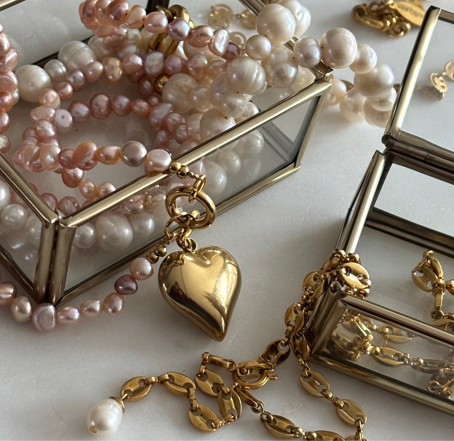 Gouden sieraden in sieradenkistje van Stainless steel 