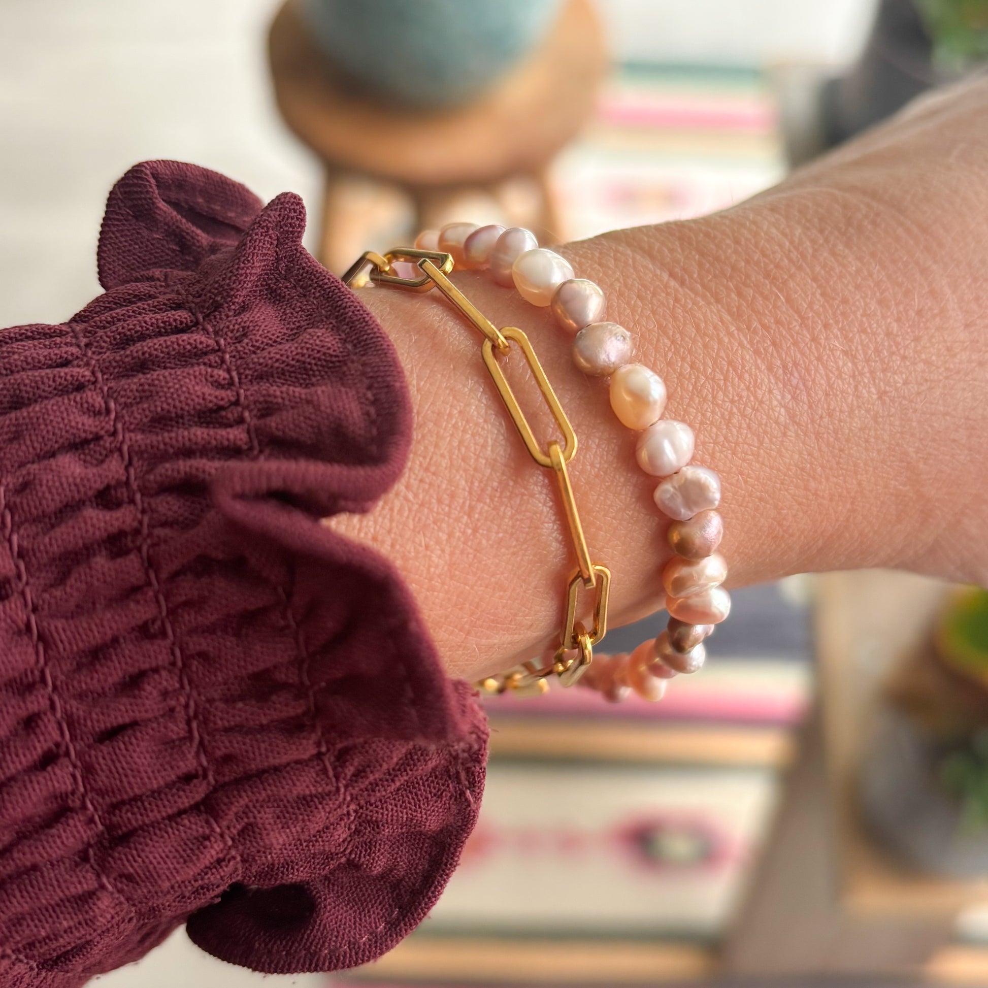 Pols met schakel armband en parels 