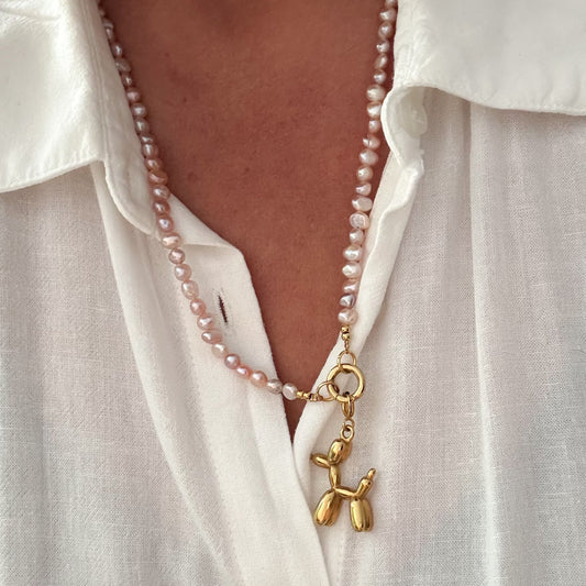 Parel ketting met baloon dog bedel goud