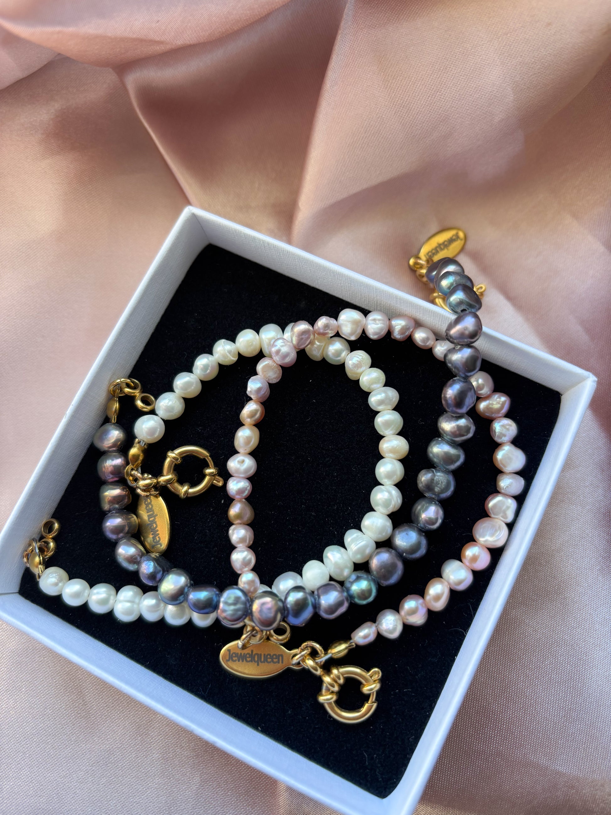 parelarmbanden in wit blauw en roze