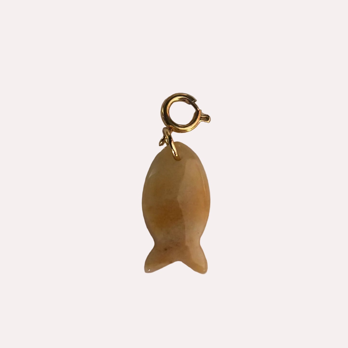 Hanger van geel natuursteen visje met gouden rvs afwerking