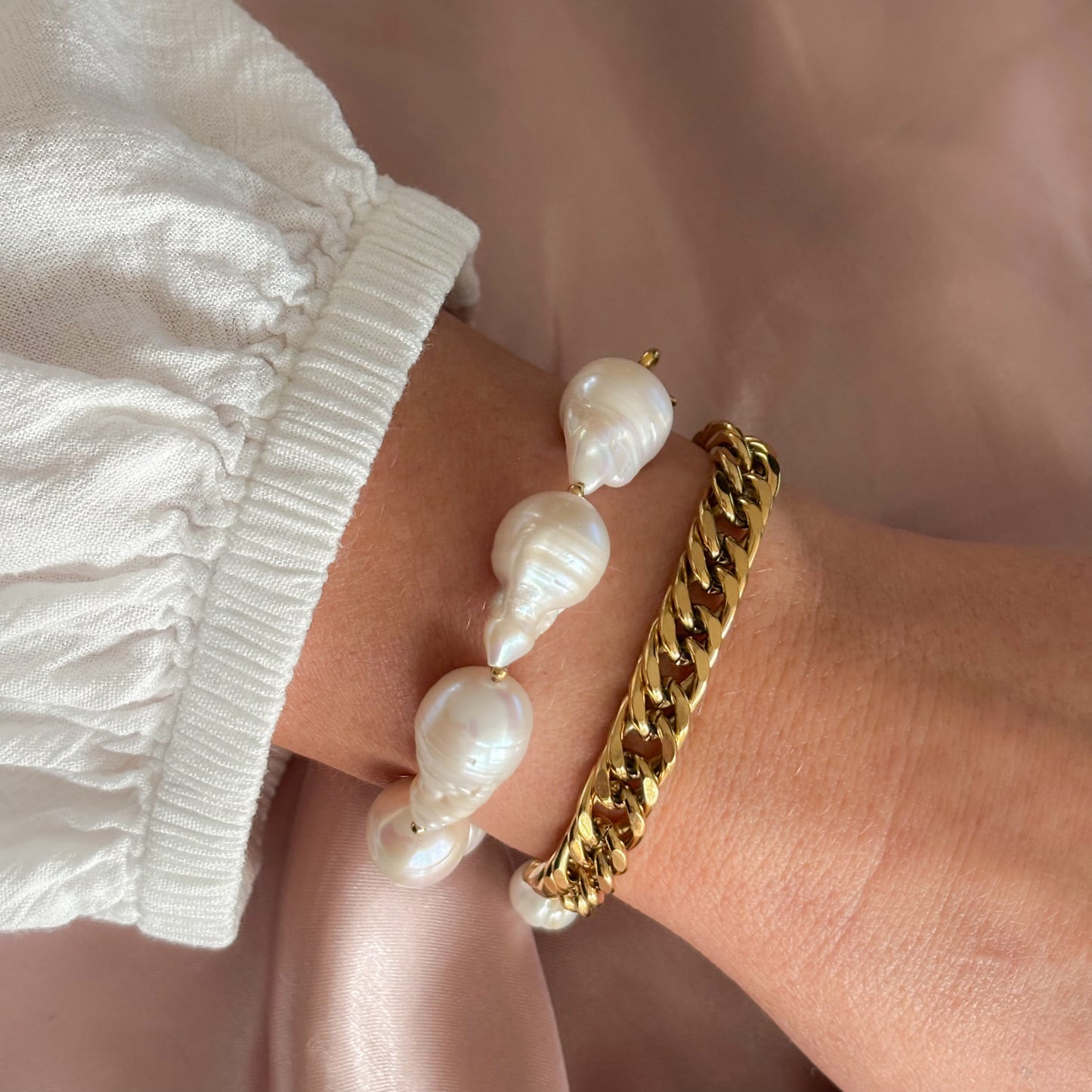 gouden handemaakte armbanden met grote witte parels