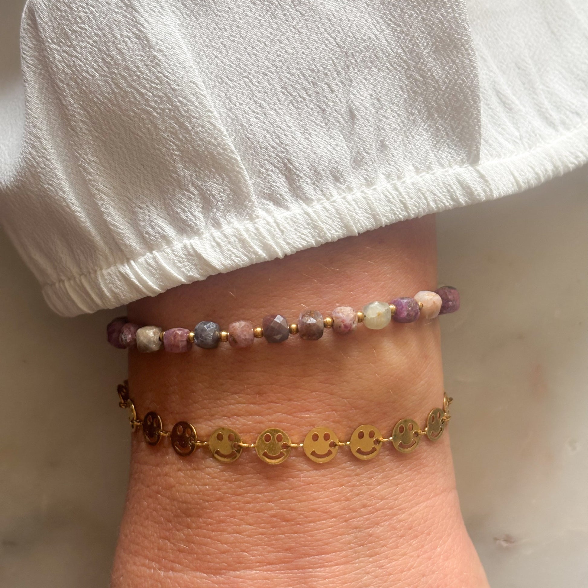 vrouwen pols met rvs gouden armbanden met natuursteen
