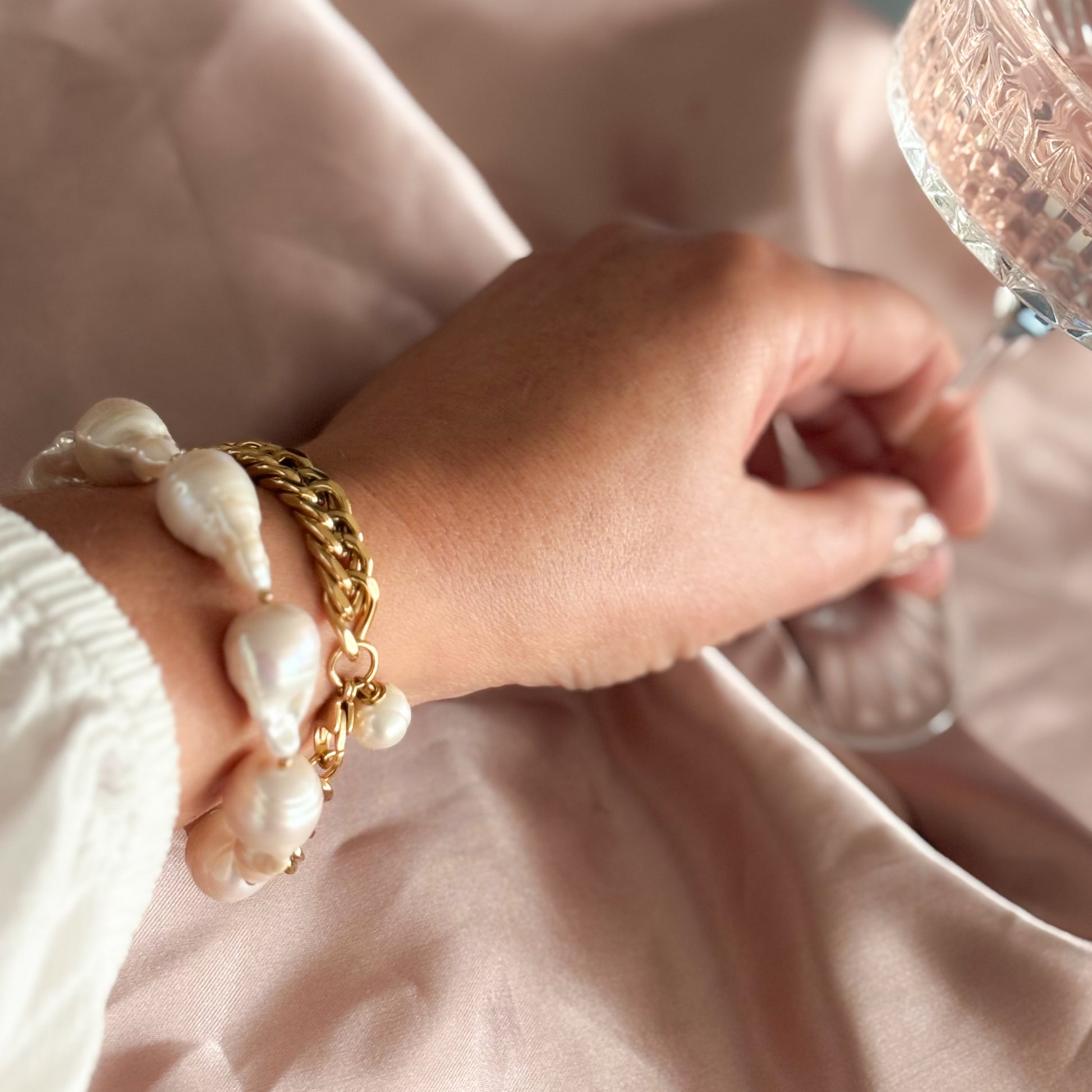 vrouw met parel armbanden stainless steel