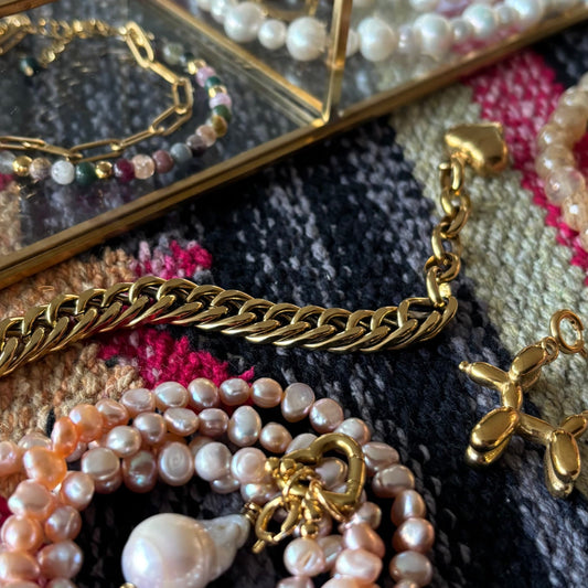 sieradenkistje met gouden bedels en sieraden