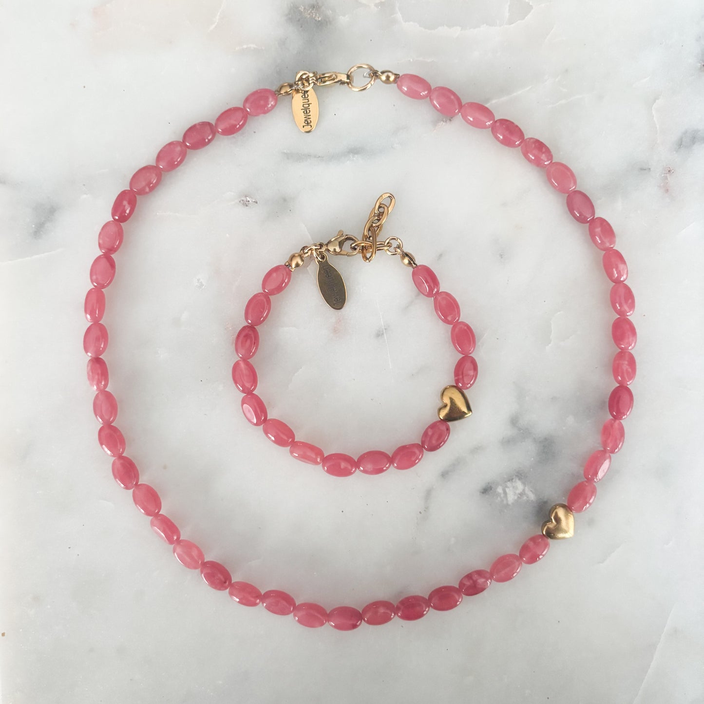 Ketting en armband van roze jade kralen en rvs goud hartje